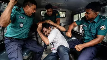 बांग्लादेश: पिछले तीन महीनों में 162 पत्रकारों पर हमले हुए, उन्हें धमकाया और परेशान किया गया बांग्लादेश: पिछले तीन महीनों में 162 पत्रकारों पर हमले हुए, उन्हें धमकाया और परेशान किया गया