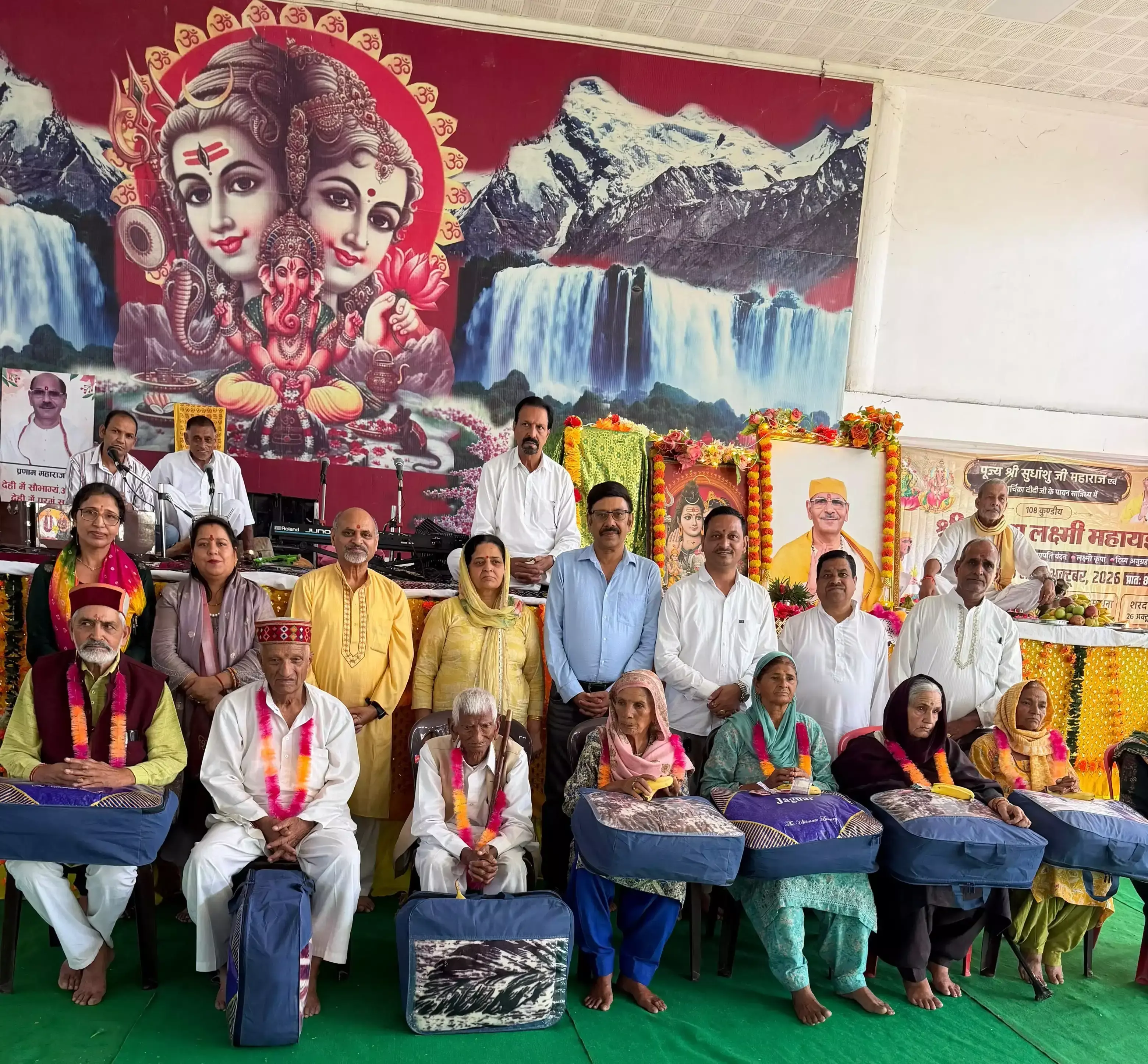 वृद्धजनों के सम्मान और भजनों से भक्तिमय हुआ वातावरण वृद्धजनों के सम्मान और भजनों से भक्तिमय हुआ वातावरण