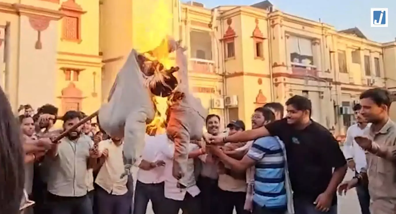 BHU में ABVP का प्रदर्शन 11वें दिन भी जारी, चीफ प्रॉक्टर को हटाने की मांग BHU में ABVP का प्रदर्शन 11वें दिन भी जारी, चीफ प्रॉक्टर को हटाने की मांग