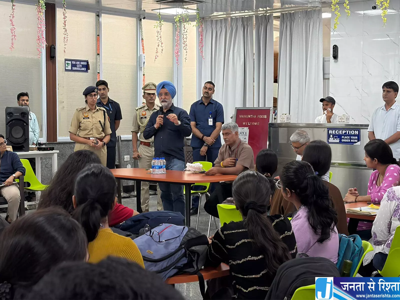AIIMS कैफे में छात्रों से मिले LG संधू मेडिकल शिक्षा पर हुई चर्चा AIIMS कैफे में छात्रों से मिले LG संधू मेडिकल शिक्षा पर हुई चर्चा