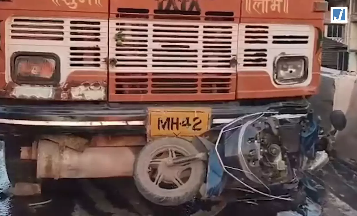 BREAKING : ब्रिज पर बेकाबू पानी टैंकर ने रिक्शा-स्कूटर को मारी टक्कर, 5 लोग घायल BREAKING : ब्रिज पर बेकाबू पानी टैंकर ने रिक्शा-स्कूटर को मारी टक्कर, 5 लोग घायल