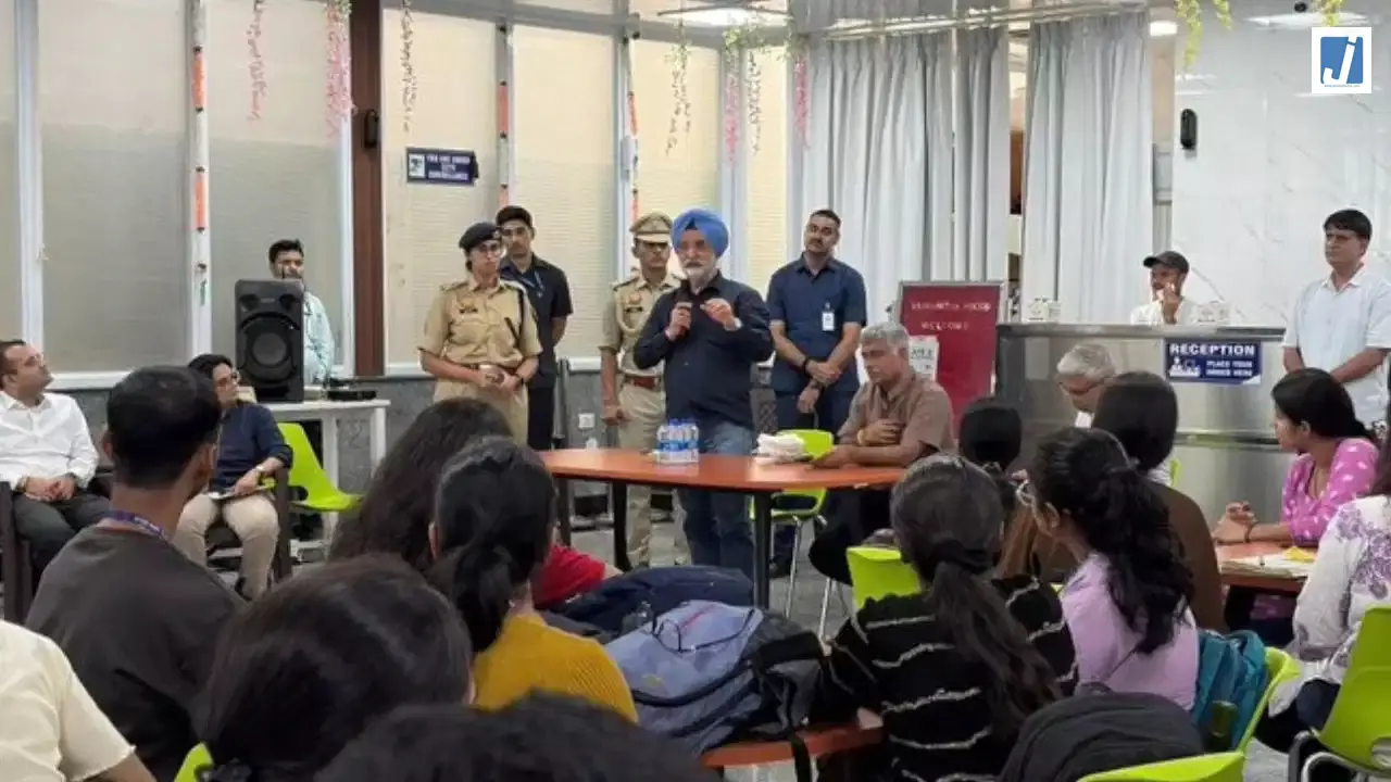 AIIMS में मेडिकल छात्रों से मिले LG संधू, ट्रेनिंग और महिला डॉक्टरों की सुरक्षा पर हुई चर्चा AIIMS में मेडिकल छात्रों से मिले LG संधू, ट्रेनिंग और महिला डॉक्टरों की सुरक्षा पर हुई चर्चा