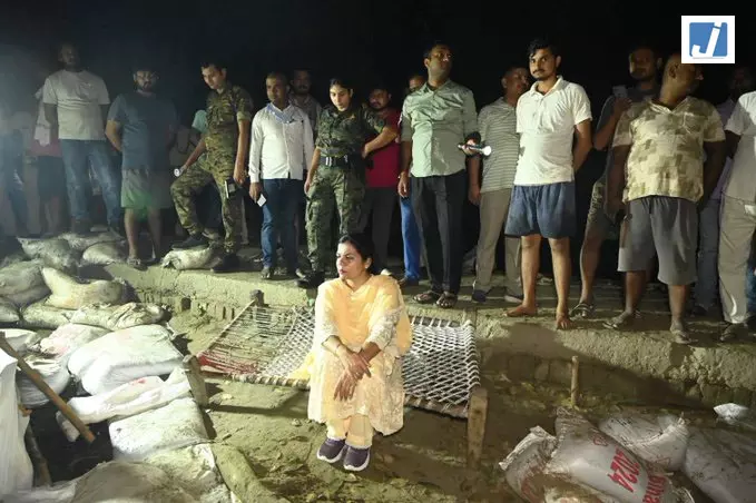 बाढ़ के बीच रातभर डटी रहीं वैशाली DM वर्षा सिंह, खटिया पर बैठकर कराती रहीं बांध की मरम्मत बाढ़ के बीच रातभर डटी रहीं वैशाली DM वर्षा सिंह, खटिया पर बैठकर कराती रहीं बांध की मरम्मत