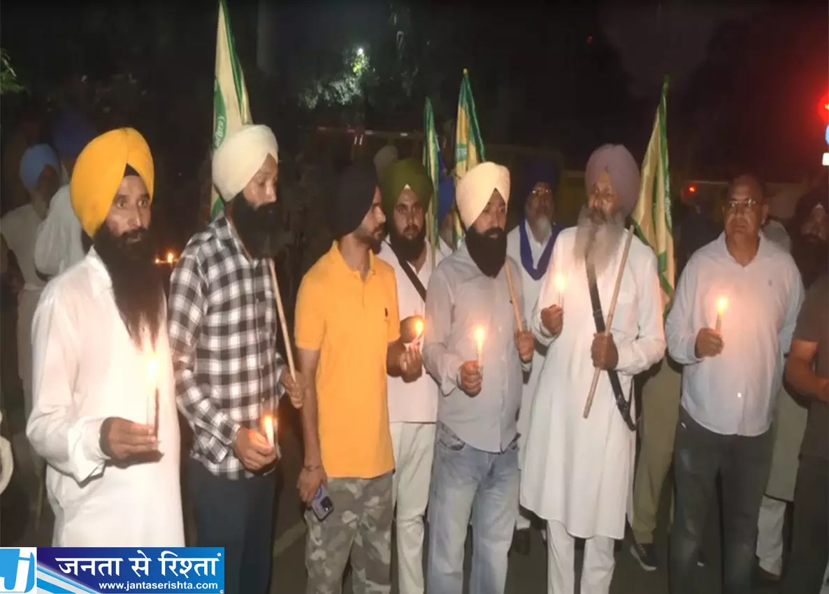 लखीमपुर खीरी की बरसी पर किसानों ने निकाला कैंडल मार्च लखीमपुर खीरी की बरसी पर किसानों ने निकाला कैंडल मार्च