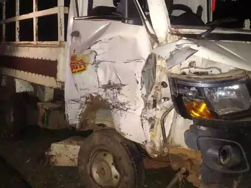 तेज रफ्तार कार ने छोटे हाथी को मारी टक्कर, चालक घायल तेज रफ्तार कार ने छोटे हाथी को मारी टक्कर, चालक घायल