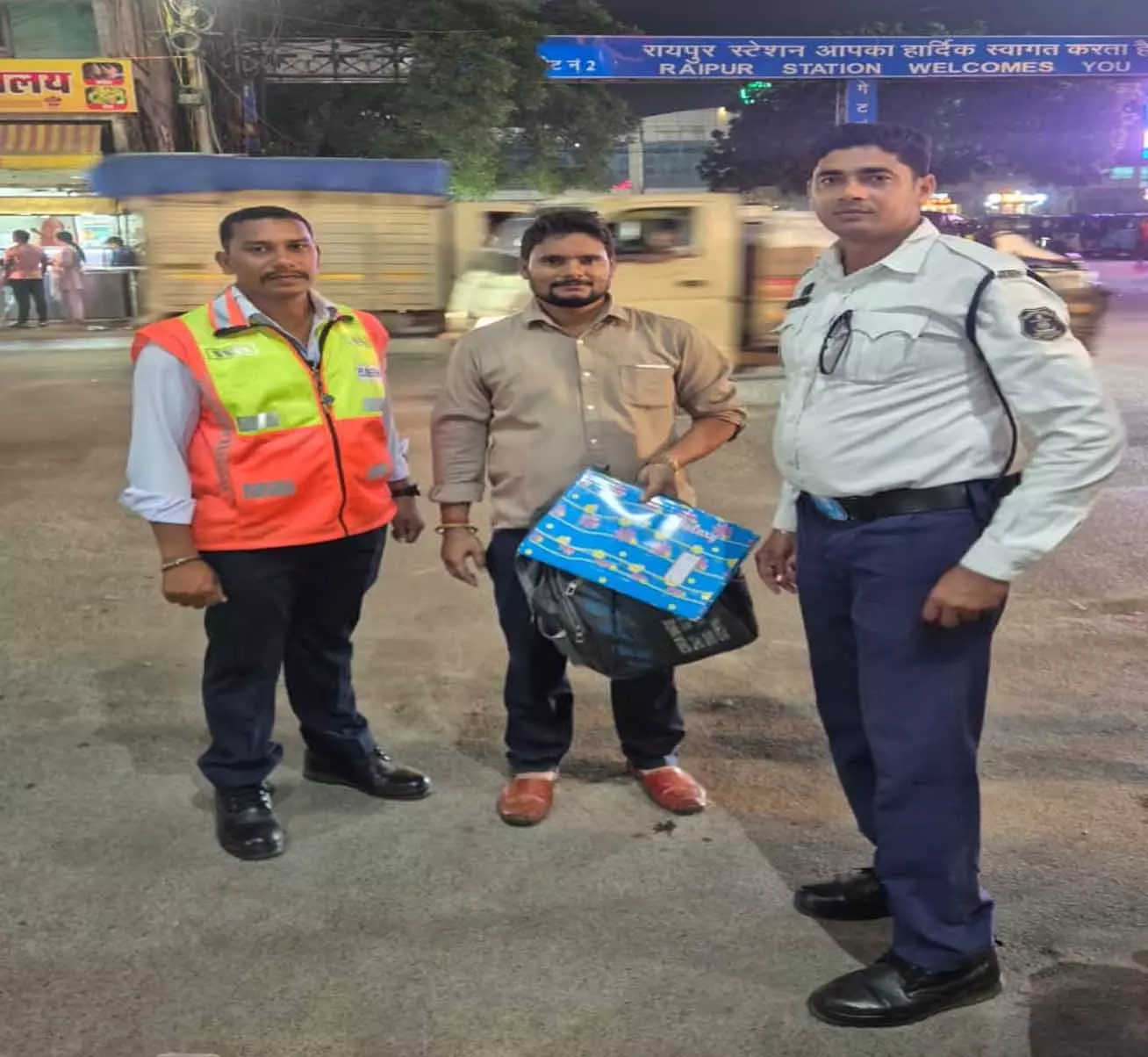 रेलवे स्टेशन के पास मिला दस्तावेज और चेक से भरा बैग, यातायात जवानों ने मालिक को खोजकर लौटाया रेलवे स्टेशन के पास मिला दस्तावेज और चेक से भरा बैग, यातायात जवानों ने मालिक को खोजकर लौटाया