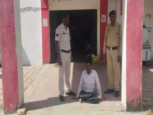 शराब में कीटनाशक मिलाकर हत्या का आरोप, एक साल बाद आरोपी गिरफ्तार शराब में कीटनाशक मिलाकर हत्या का आरोप, एक साल बाद आरोपी गिरफ्तार