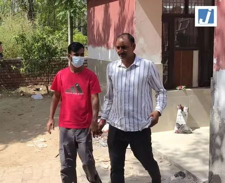 एसटीएफ ने 5 लाख रुपए के इनामी मोस्टवांटेड आरोपी को किया गिरफ्तार एसटीएफ ने 5 लाख रुपए के इनामी मोस्टवांटेड आरोपी को किया गिरफ्तार
