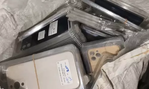 मोबाइल मार्केट में पुलिस की रेड, Apple के नाम पर बिक रहा था ‘नकली माल’ मोबाइल मार्केट में पुलिस की रेड, Apple के नाम पर बिक रहा था ‘नकली माल’