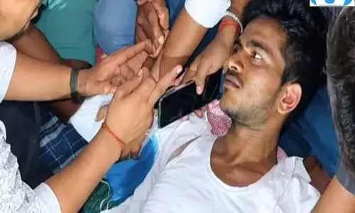 इलाहाबाद यूनिवर्सिटी में भूख हड़ताल, दो छात्र नेताओं की तबीयत बिगड़ी