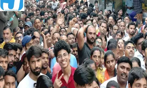 बांकेबिहारी के दर्शन को पहुंचे हजारों भक्त, भीड़ में महिलाएं-बच्चे परेशान