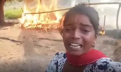 आग किसने लगाई? युवती ने पुलिस पर लगाया आरोप, VIDEO ने मचाई हलचल