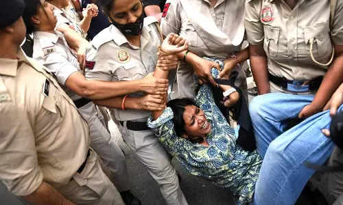 दिल्ली में CEC विरोध के दौरान हिरासत दिल्ली में CEC विरोध के दौरान हिरासत