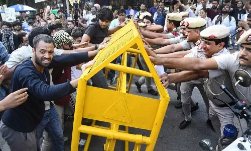 विरोध प्रदर्शनों के बीच पुलिस अलर्ट विरोध प्रदर्शनों के बीच पुलिस अलर्ट