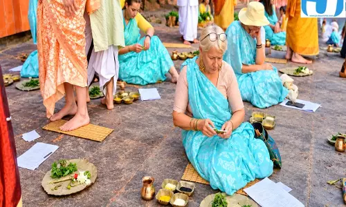 जर्मनी-रूस से गया जी पहुंचे श्रद्धालु, फल्गु तट पर किया पूर्वजों का तर्पण