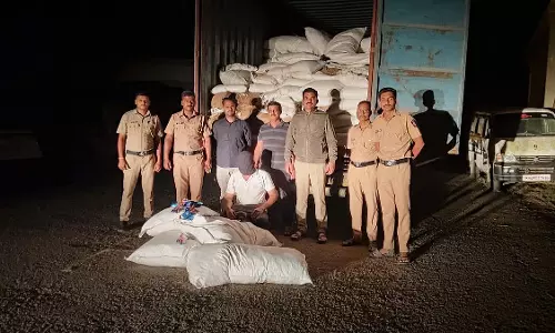 टोल नाके पर आइशर से मिला 43.5 लाख का प्रतिबंधित पान मसाला-तंबाकू, मुंबई ले जाने का शक टोल नाके पर आइशर से मिला 43.5 लाख का प्रतिबंधित पान मसाला-तंबाकू, मुंबई ले जाने का शक