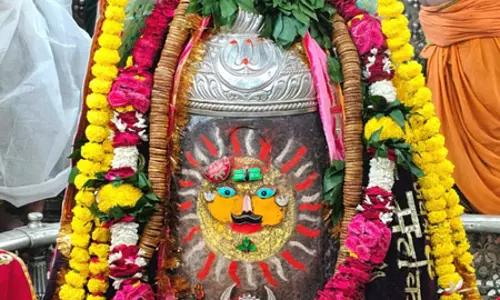 रजत मुकुट और फूलों से सजे बाबा महाकाल, भस्म आरती में शामिल होने देशभर से पहुंचे श्रद्धालु रजत मुकुट और फूलों से सजे बाबा महाकाल, भस्म आरती में शामिल होने देशभर से पहुंचे श्रद्धालु