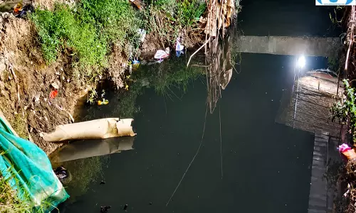 खुला नाला बना खतरा, बच्ची गिरी तो नगर निगम पर उठे सवाल