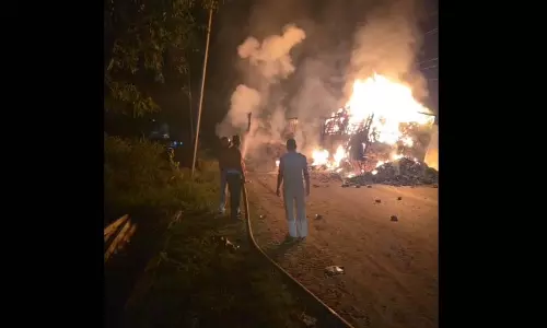 NH-53 पर धू-धूकर जले दो ट्रक, चालक ने कूदकर बचाई जान, देखें मंजर