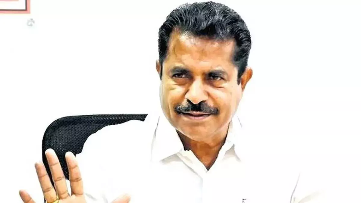 अडूर प्रकाश कल हाई कमान के सामने उठाएंगे सथीसन का मुद्दा अडूर प्रकाश कल हाई कमान के सामने उठाएंगे सथीसन का मुद्दा