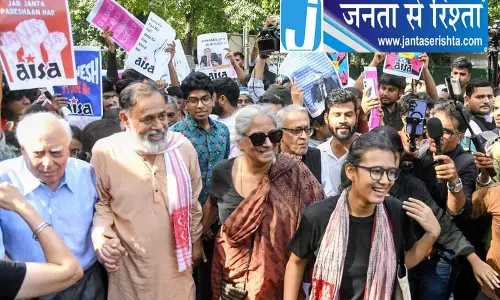 सिब्बल-भूषण समेत कई हिरासत में