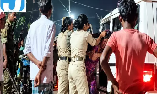 महिला को बाल पकड़कर घसीटने का आरोप, पुलिस का VIDEO वायरल