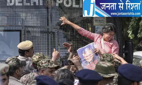जंतर-मंतर प्रदर्शन पर पुलिस की कार्रवाई जंतर-मंतर प्रदर्शन पर पुलिस की कार्रवाई