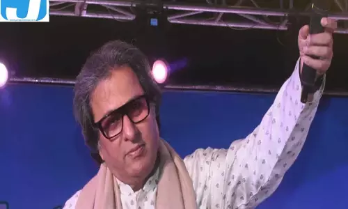तलत अजीज के घर में मची अफरा-तफरी, शॉर्ट सर्किट से लगी आग में पांच लोग बेहोश तलत अजीज के घर में मची अफरा-तफरी, शॉर्ट सर्किट से लगी आग में पांच लोग बेहोश