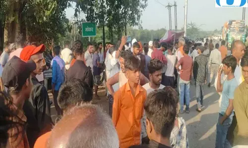बच्चे की मौत से भड़का आक्रोश, ग्रामीणों ने सड़क पर शव रख किया प्रदर्शन