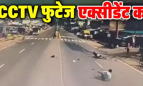 तेज रफ्तार बाइक ट्रक से भिड़ी, CCTV में कैद हुआ खौफनाक हादसा