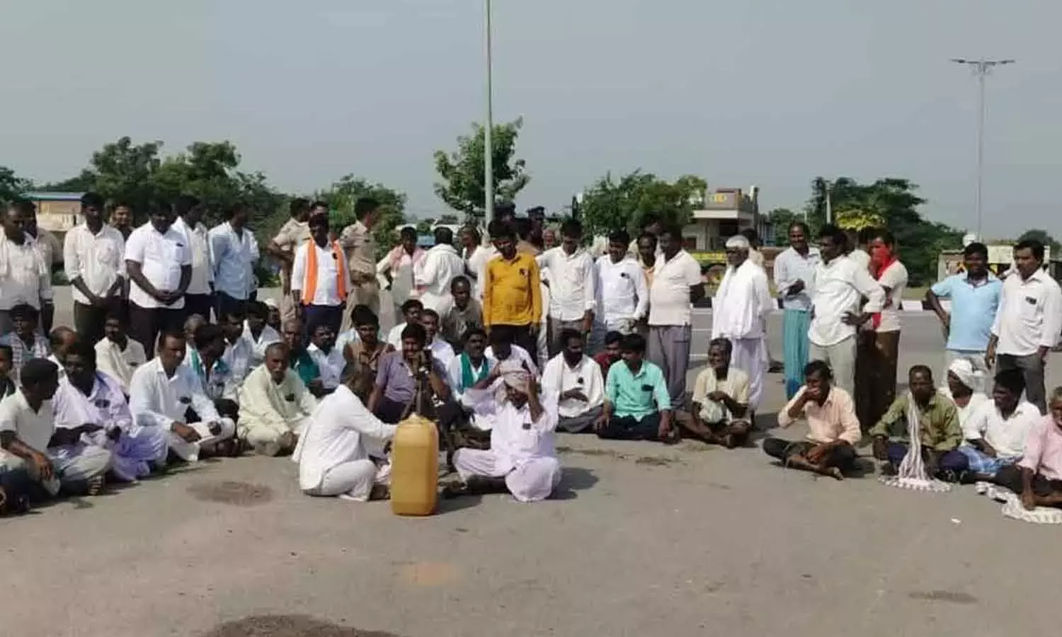 बिजली की अनियमित आपूर्ति से धान किसान चिंतित बिजली की अनियमित आपूर्ति से धान किसान चिंतित