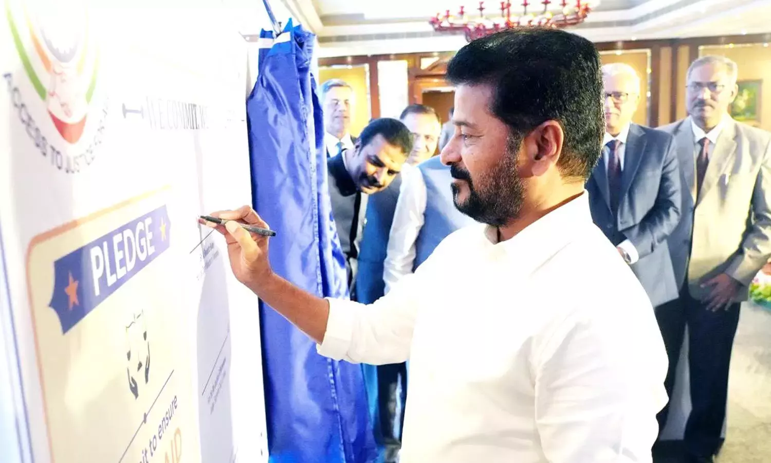 CM रेवंत रेड्डी ने साइबरस्पेस में बच्चों के लिए न्याय की मांग की CM रेवंत रेड्डी ने साइबरस्पेस में बच्चों के लिए न्याय की मांग की