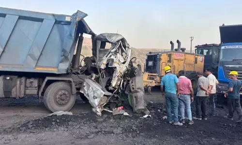 खदान में दो ट्रेलर आमने-सामने भिड़े, एक की मौत, परिजन भड़के