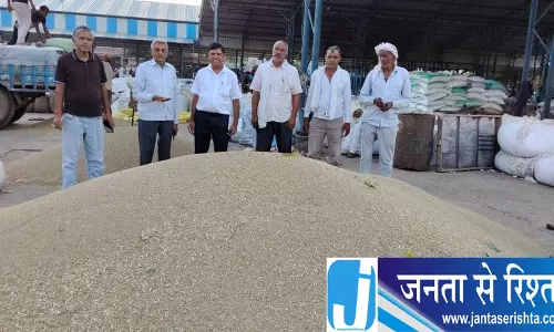 मंडियों में किसानों की परेशानी पर केंद्रीय मंत्री राव ने CM सैनी से की बात मंडियों में किसानों की परेशानी पर केंद्रीय मंत्री राव ने CM सैनी से की बात