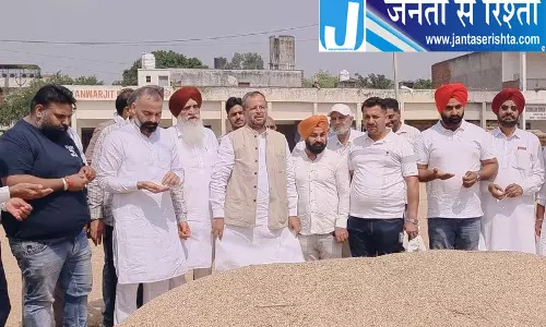 बराड़ा अनाज मंडी में खामियां देख सांसद ने जताई नाराजगी बराड़ा अनाज मंडी में खामियां देख सांसद ने जताई नाराजगी