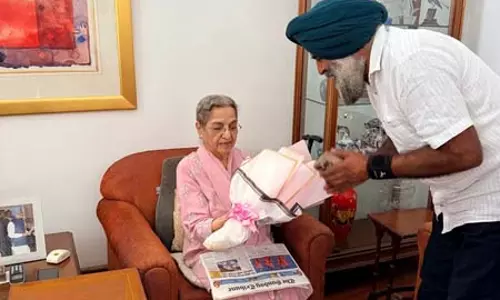 पंजाब कांग्रेस के नवनियुक्त अध्यक्ष परगट सिंह ने की पूर्व पीएम मनमोहन सिंह की पत्नी से मुलाकात, लिया आशीर्वाद पंजाब कांग्रेस के नवनियुक्त अध्यक्ष परगट सिंह ने की पूर्व पीएम मनमोहन सिंह की पत्नी से मुलाकात, लिया आशीर्वाद