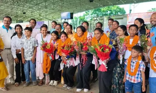 एशियन गेम्स में स्वर्ण पदक लेकर लौटीं झारखंड की बेटियां, ढोल-नगाड़ों और जयघोष से गूंजा रांची एयरपोर्ट