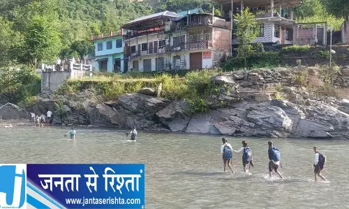पिछले साल बहा पुल, मांडी गांव अब भी सड़क से कटा पिछले साल बहा पुल, मांडी गांव अब भी सड़क से कटा