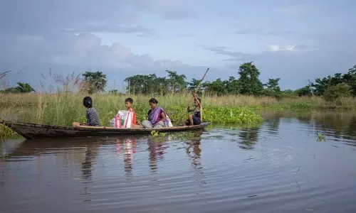 बाढ़ के बाद जीवन: असम में परिवारों की घर वापसी का कठिन रास्ता बाढ़ के बाद जीवन: असम में परिवारों की घर वापसी का कठिन रास्ता
