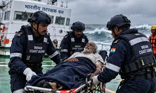 खराब मौसम में 66 वर्षीय को तटरक्षक बल ने दी मदद