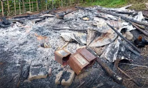 कांगपोकपी में खेत की झोपड़ी में आग लगने के बाद गाँव का एक बुजुर्ग लापता