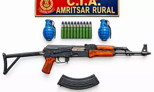 पंजाब में अवैध हथियार तस्करी नेटवर्क का भंडाफोड़; एके-47 और हैंड ग्रेनेड बरामद, एक गिरफ्तार पंजाब में अवैध हथियार तस्करी नेटवर्क का भंडाफोड़; एके-47 और हैंड ग्रेनेड बरामद, एक गिरफ्तार