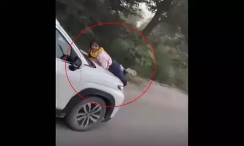 बाप रे! पत्नी अपने पति को दूसरी महिला के साथ देख कार की बोनट पर लेटी, फिर...