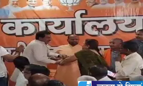 मंच पर नाम छूटा तो मचा बवाल, BJP नेताओं में चले थप्पड़ मंच पर नाम छूटा तो मचा बवाल, BJP नेताओं में चले थप्पड़