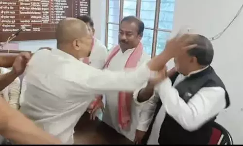 गोरखपुर में कुर्सी विवाद के बाद अखिलेश का बड़ा एक्शन