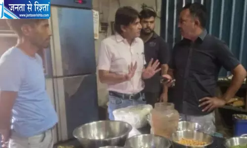 दाल में मिली मक्खी तो पहुंची खाद्य विभाग की टीम, बिना लाइसेंस चल रहा ढाबा कराया बंद
