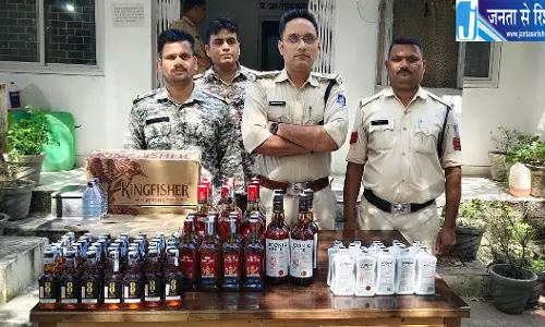 दतिया में घर पर छापेमारी, 59 लीटर अवैध शराब जब्त; दो गिरफ्तार, पूर्व पार्षद के फरार होने का दावा दतिया में घर पर छापेमारी, 59 लीटर अवैध शराब जब्त; दो गिरफ्तार, पूर्व पार्षद के फरार होने का दावा
