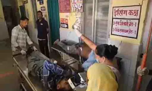 रांधना मोड़ पर तेज रफ्तार बाइक ट्रक से टकराई, दो युवक घायल