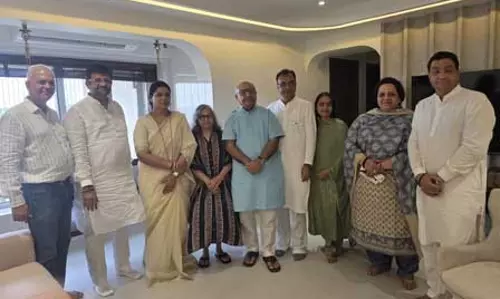 मुंबई की महापौर रितू तावड़े ने कैप्टन स्मित मच्छार के परिवार से की मुलाकात