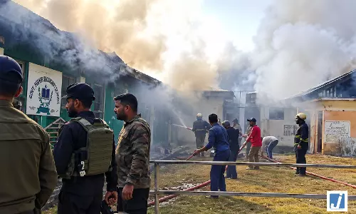 स्कूल में भीषण आग, तीन इमारतें चपेट में; दमकल की गाड़ियां मौके पर स्कूल में भीषण आग, तीन इमारतें चपेट में; दमकल की गाड़ियां मौके पर